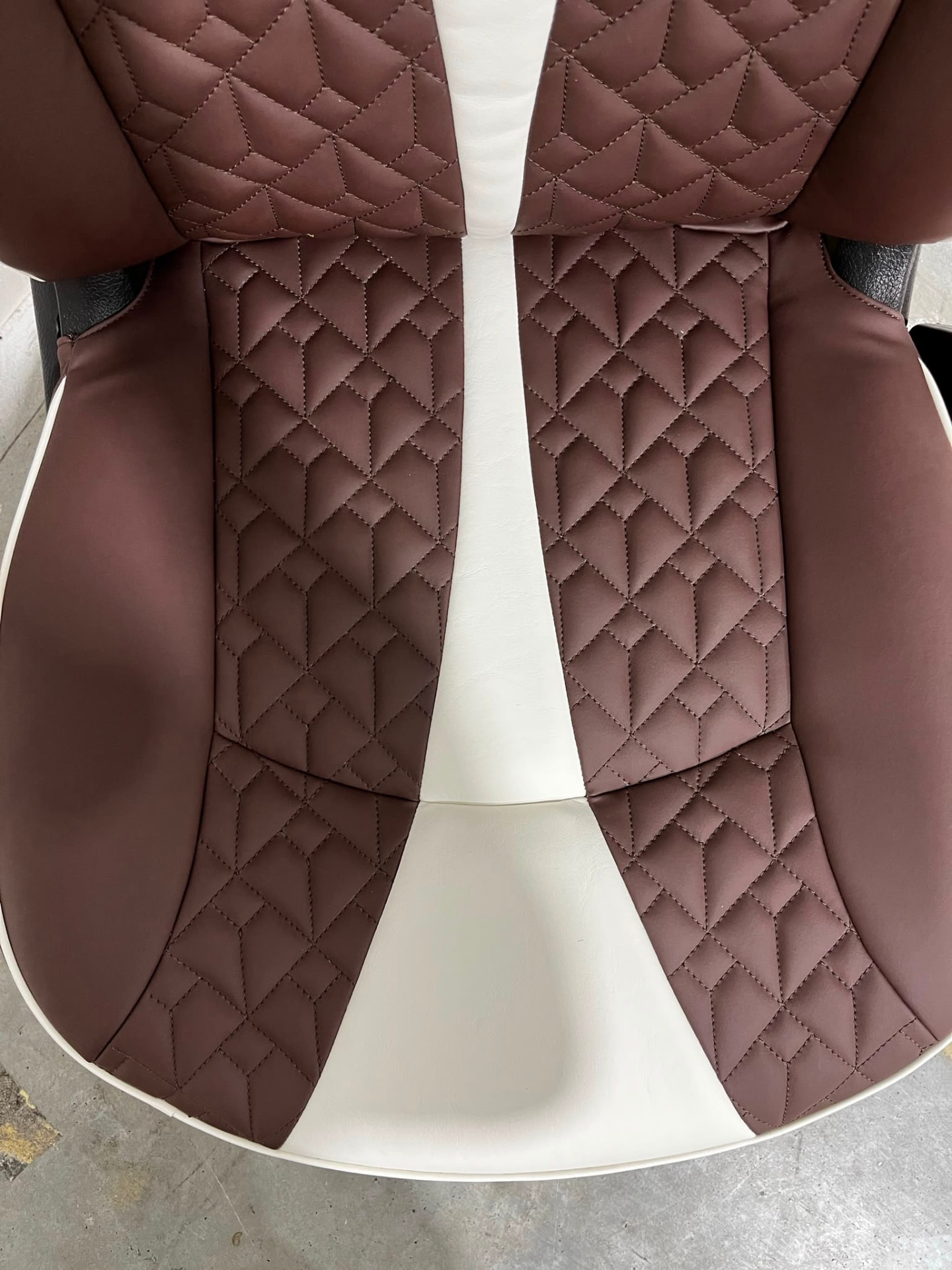Assise en cuir brun capitonnée au point diamant, réalisée à l'atelier