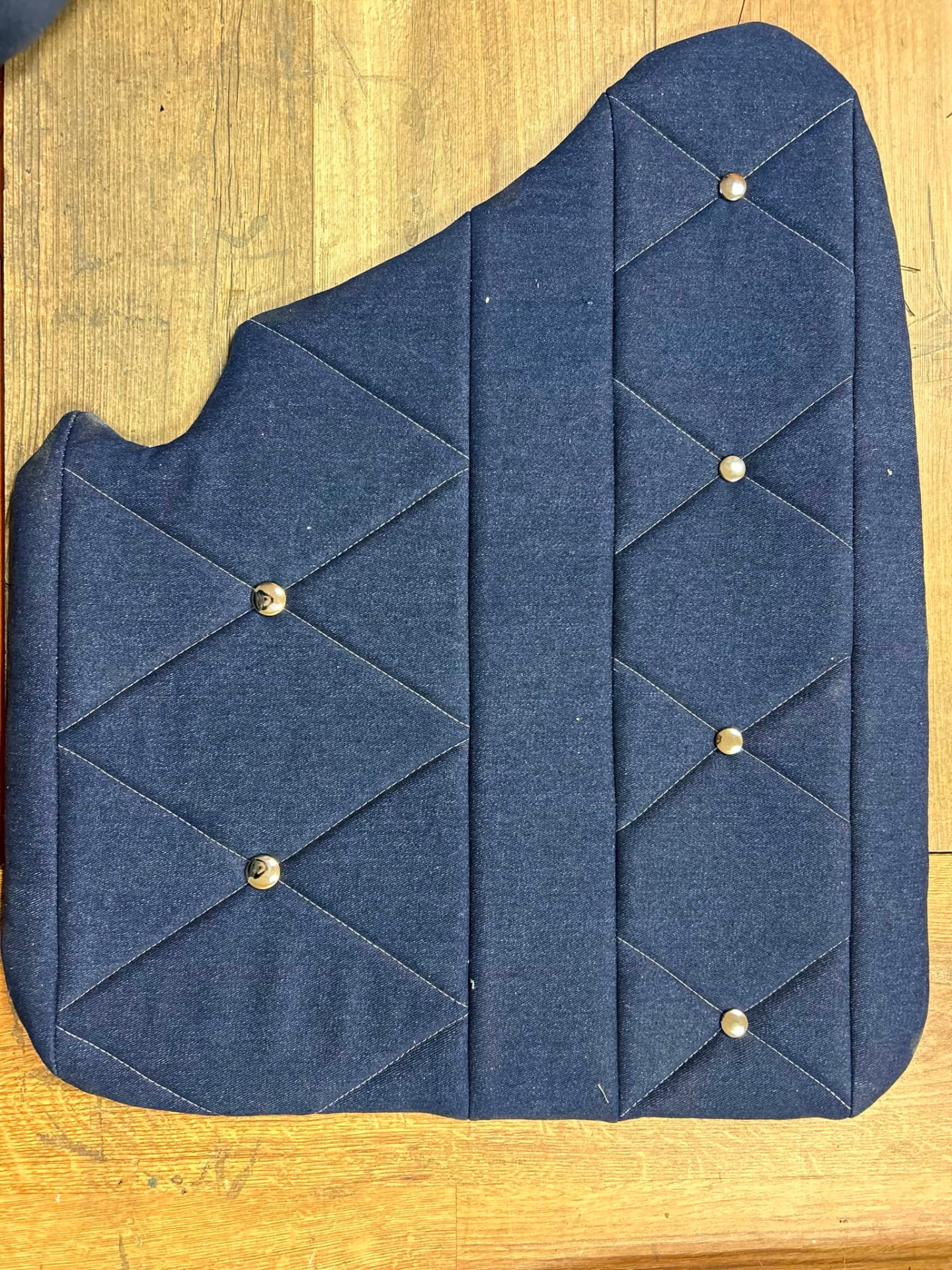 Panneau de porte de voiture ancienne garni en tissu bleu à losanges et boutons laiton