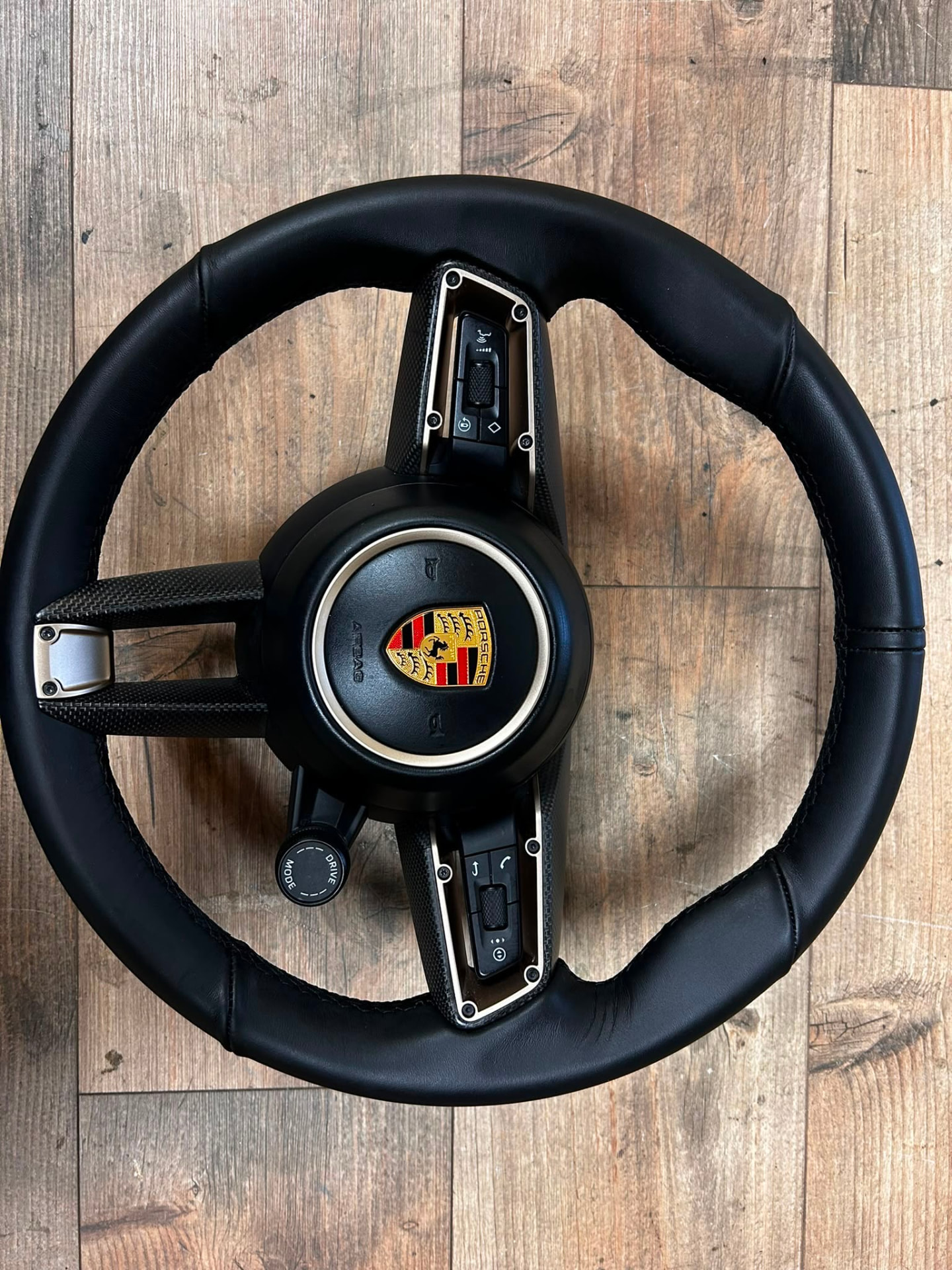 Volant de Porsche regarni en cuir noir lisse cousu main