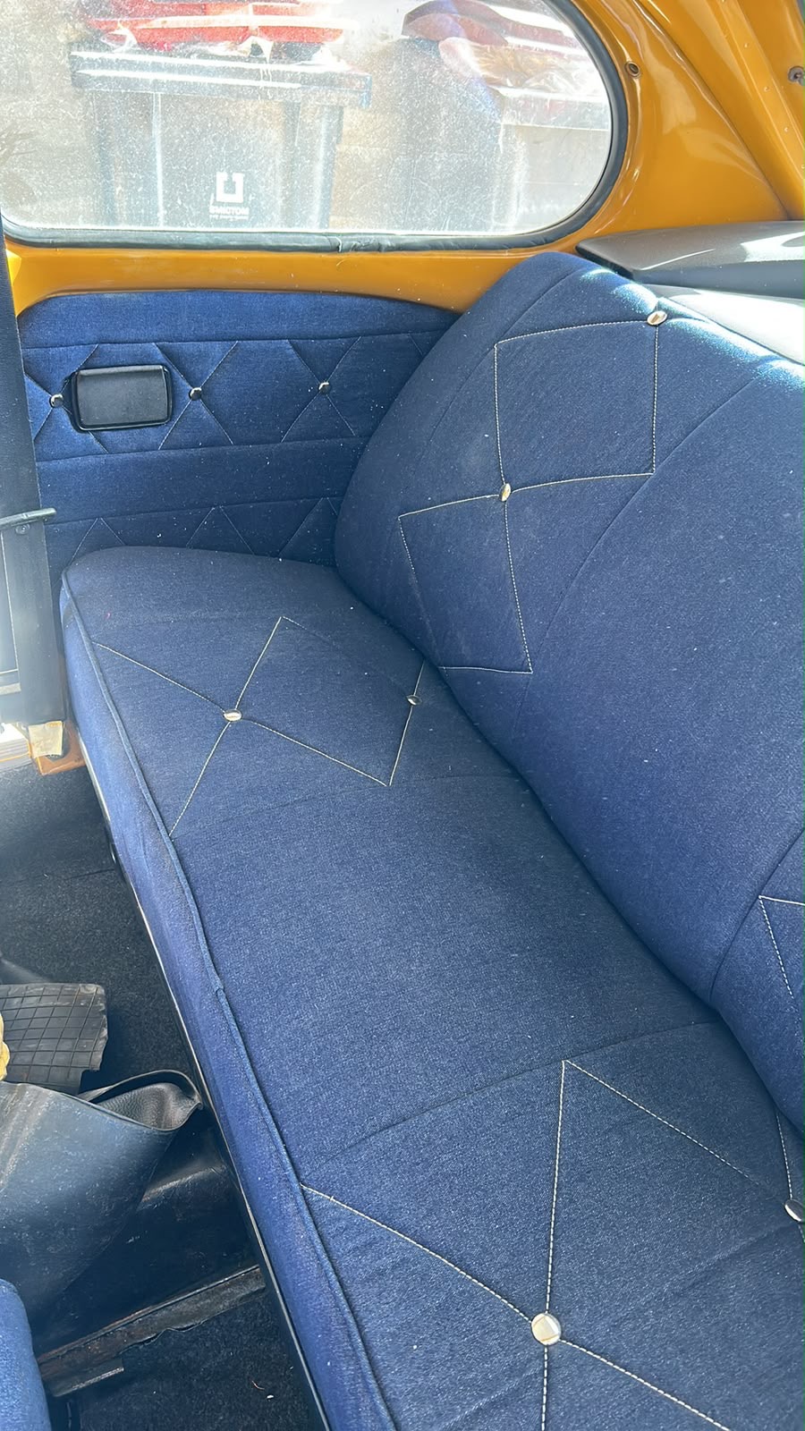 Banquette et panneaux d'une 2CV refaits en tissu bleu avec boutons en laiton