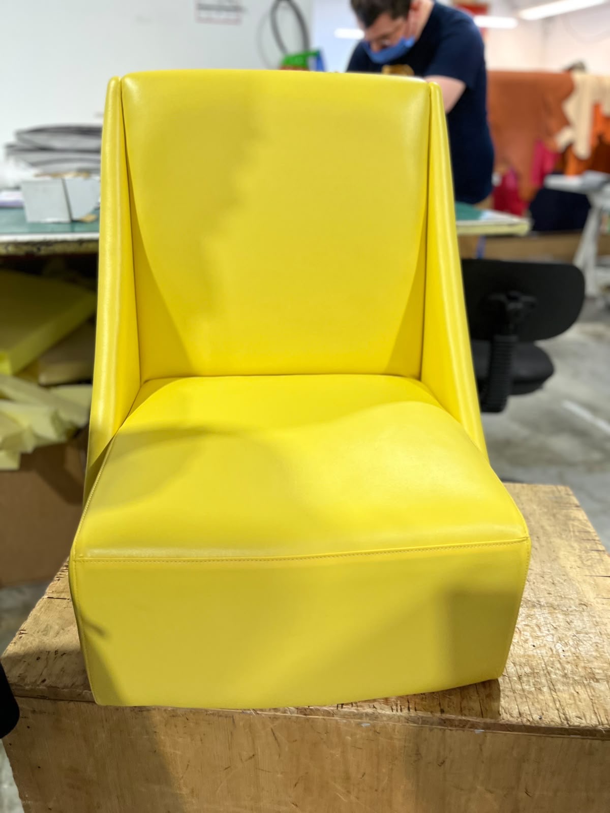 Fauteuil contemporain entièrement regarni en simili jaune à l'atelier